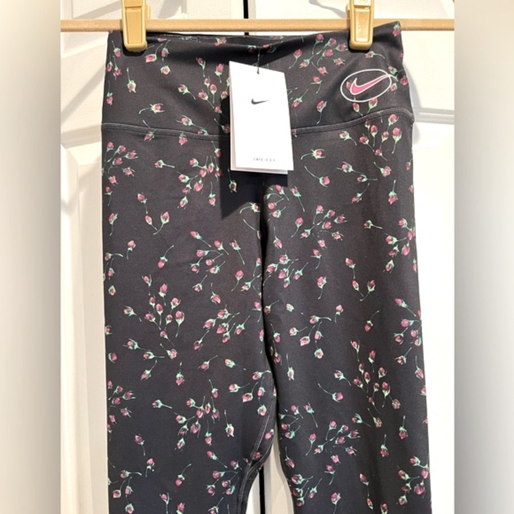 NWT💜NIKE Mid Rise, Tight Fit, Full Length Leggings- Black w Purple Flowers 💜